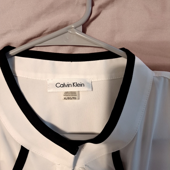 Women's Calvin Klein Sleeveless Blouse - Picture 3 of 3